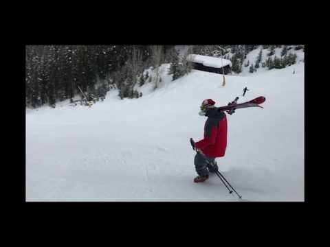 Skier Improvises After Breaking His Bindings