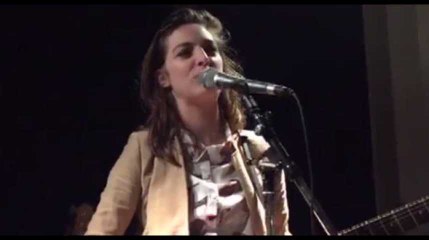 Fishbach interprète deux titres en acoustique : "Y Crois-tu" et "Le Chateau"