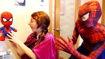 Spiderman se Convierte en Muñeca vs Super Congelado Elsa en la Vida Real pies de la Princesa Anna Embarazada Spiderb