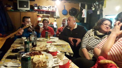 Sina i Ivica gledam svoju staru majku 05.02.2017.