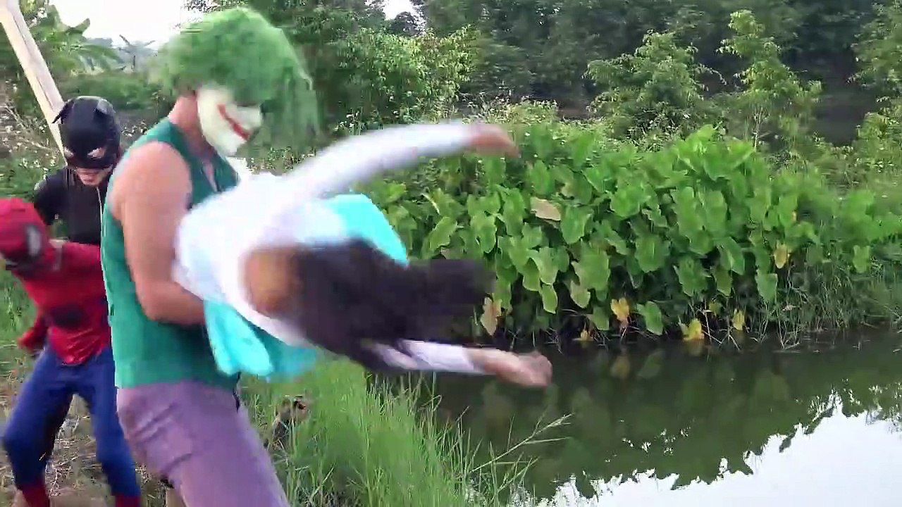 Frozen Elsa vs Spiderman DEAD FLOATING pink Spider Family fun superhero in real life-y9t_6pdj