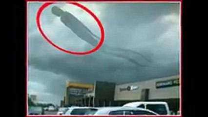 Mira La Extraña Figura Que Aparece En Las Nubes!