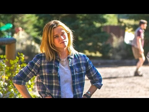 Une femme en trekking et 12 capotes WILD avec Reese Witherspoon