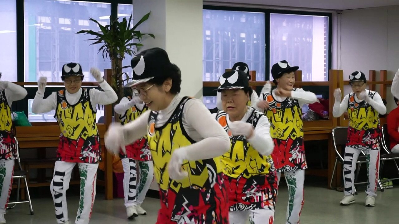 Cheerleader-Omas sind fit und fröhlich