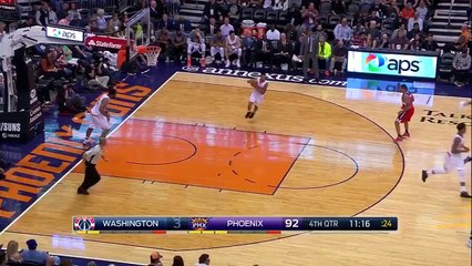 La mascotte des Suns plonge sur le terrain en plein match !