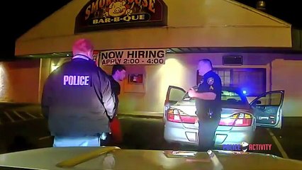 Il jongle pour prouver aux policier qu'il n'est pas ivre...