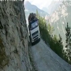 Ce chauffeur roule sur une route d'altitude pas plus large que son camion. Dingue