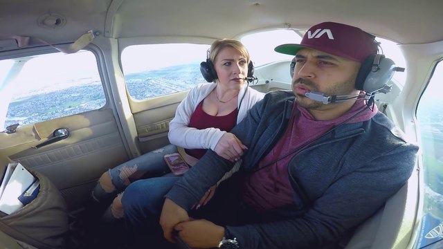 Demande en mariage qui tourne mal : il a juste la gerbe en avion!