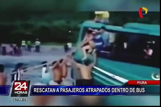 Piura: rescatan a pasajeros atrapados en bus