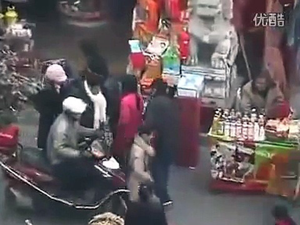 Gang in China pickpockets with chopsticks