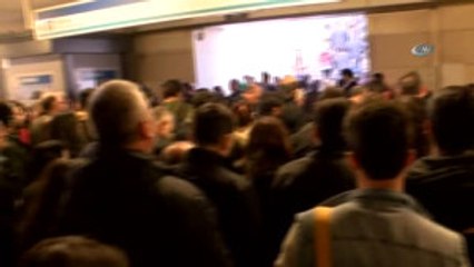 Turnikeler Arızalanınca Vatandaş Çareyi Atlayarak Geçmekte Buldu