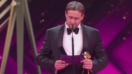 Un sosie de Ryan Gosling récupère un prix à sa place en direct à la TV allemande