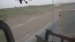 Escorte d'un convoi militaire par un hélico Apache en rase-motte