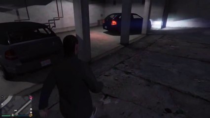 Femme au volant dans GTA V coincée dans le parking...