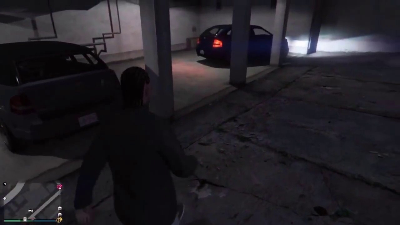 Femme au volant dans GTA V coincée dans le parking...
