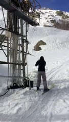 Une skieuse a vraiment du mal avec les tire-fesses