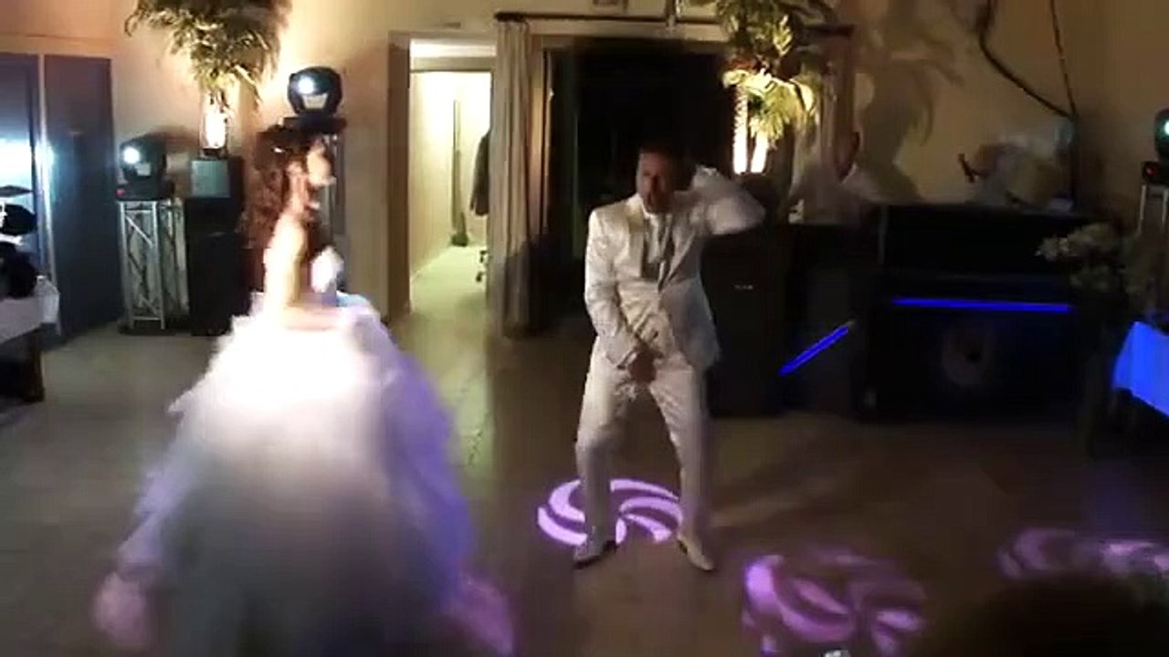 Ouverture de bal de folie, officiel. C'est notre vidéo de mariage et pas un repost publicitaire!