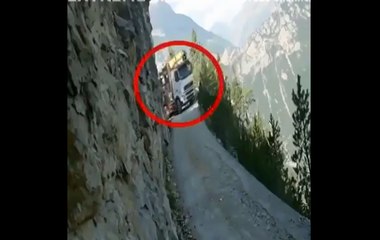 Un conducteur emprunte la route la plus dangereuse du monde.