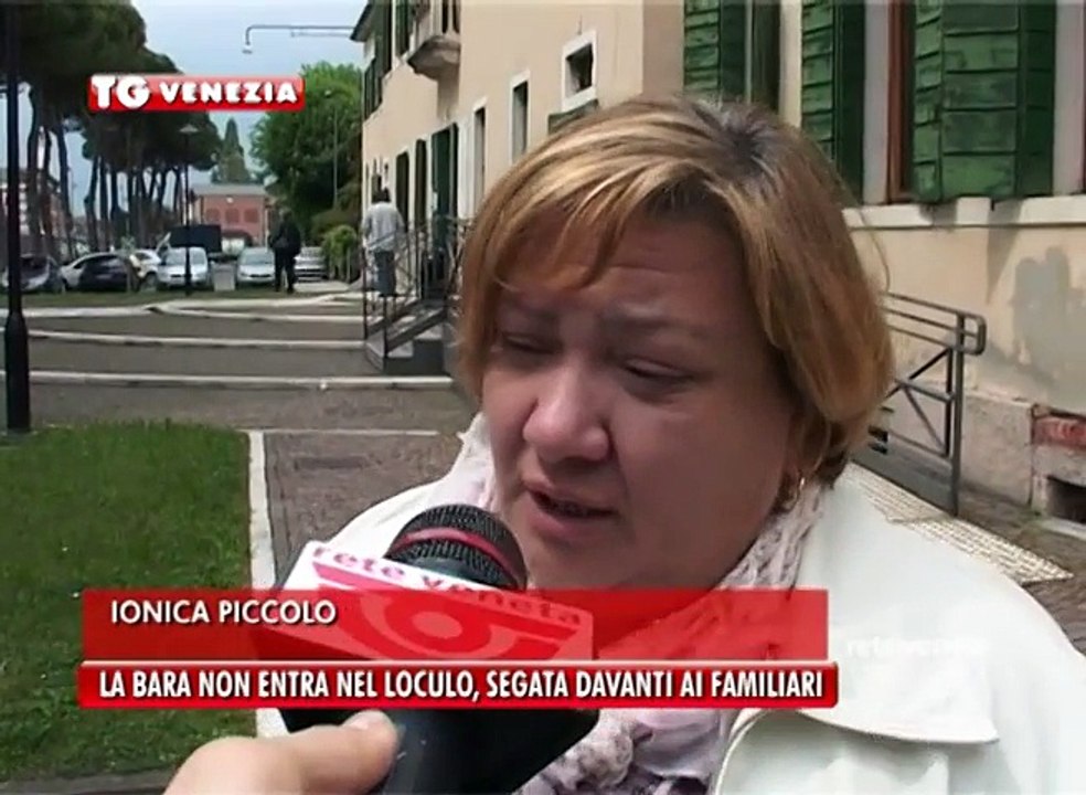 30 04 2014 - LA BARA NON ENTRA NEL LOCULO, SEGATA DAVANTI AI FAMILIARI