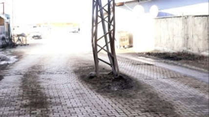 Elektrik Direkleri Yolun Ortasında Unutuldu