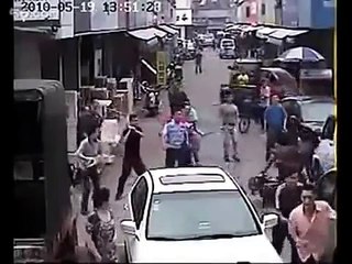 Rissa furibonda per uno scippo in un mercato cinese