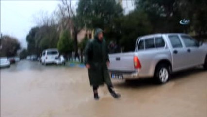 Foça'yı Sağanak Vurdu... Ev ve İş Yerlerini Su Bastı