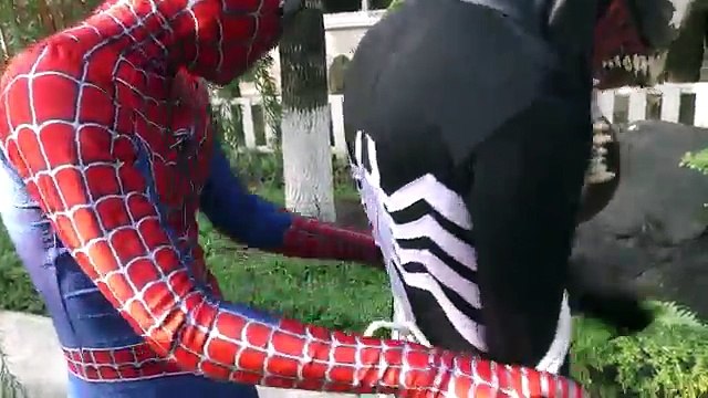 Автомобиль МакКуин Дисней преследовал Человек-Паук!!! Супергерои удовольствие яда Джокера Халк дети действий МО