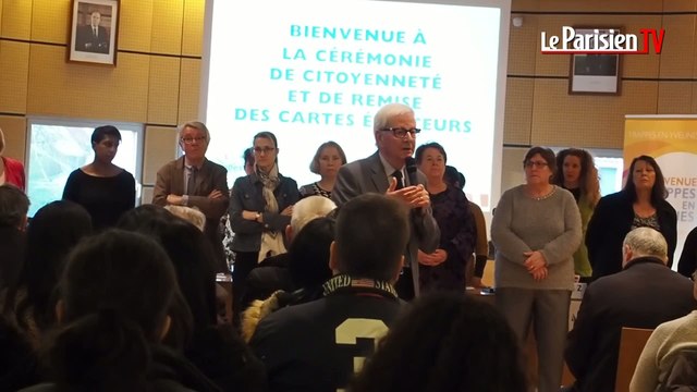 Trappes : Guy Malandain remet les cartes électorales aux jeunes électeurs
