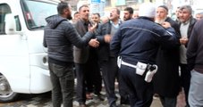 İzmir'de Dolmuşçular Caddeleri Kapatınca Gergin Anlar Yaşandı