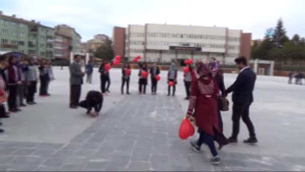 Polis Memurundan Dünya Kadınlar Gününde Evlilik Teklifi