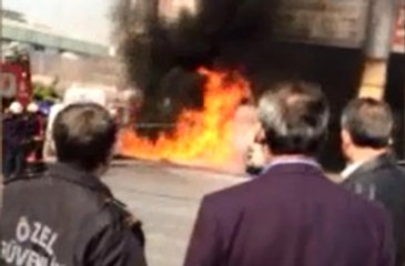 Istanbul'da Otomobil Alev Alev Yandı