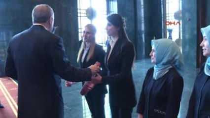 Cumhurbaşkanı Erdoğan'dan Kadın Çalışanlara Çiçekli Kutlama