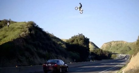 Un motard réalise des sauts au dessus de l'autoroute dignes de GTA V