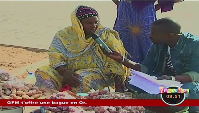 GESTE A SALUER....PAPE CHEIKH DIALLO OFFRE UNE BAGUE EN OR ET DE L' ARGENT A UNE BRAVE FEMME