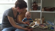 A 6 mois ce bébé adore déjà la lecture. Ce qu'il fait avec ce livre est impressionnant...