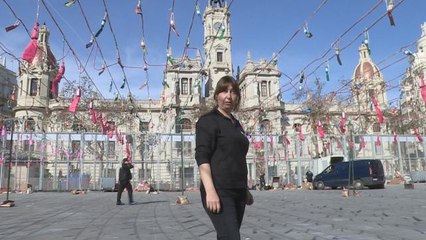 Una mujer dispara la mascletà en la plaza del Ayuntamiento de Valencia
