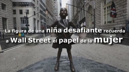 La figura de una niña desafiante recuerda a Wall Street el papel de la mujer