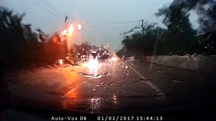 Quand la foudre frappe en pleine route à 10m de ta voiture. Violent...