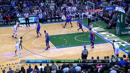 Giannis Antetokounmpo claque un énorme dunk double pump