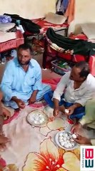 পাকিস্তানী সবসময় বোকা আমাদের বাংলাদেশীদের বোকা বানানো এত সহজ? দেখুন কি ভাবে বোকা বানালো পাকিদের হাসবেন কিন্তু লুঙ্ঘি ধরে