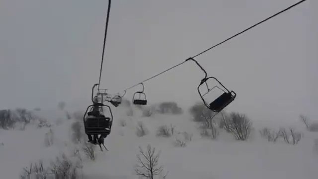 Ces skieurs se retrouvent piégés sur leurs télésièges en pleine tempête!