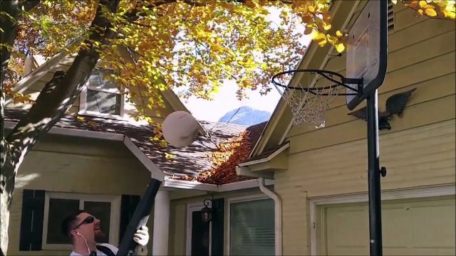 Une drole de façon de marquer un panier sans toucher le ballon