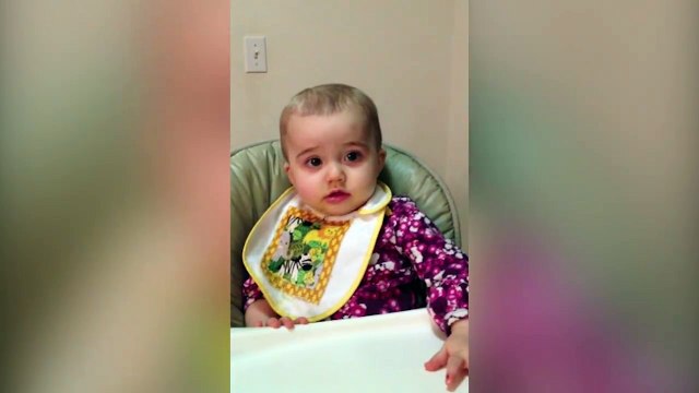 Ce bébé aime beaucoup les macaroni au fromage... Vraiment beaucoup