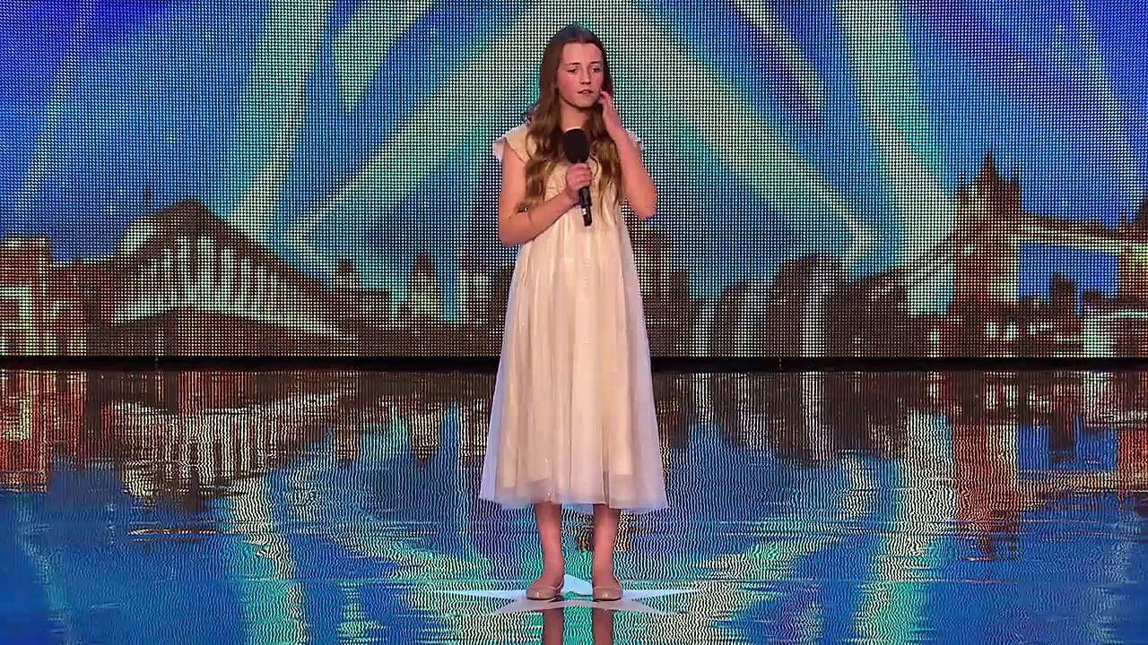 Les juges se moquent en entendant ce qu'elle souhaite chanter... Puis toute la salle devient dingue !