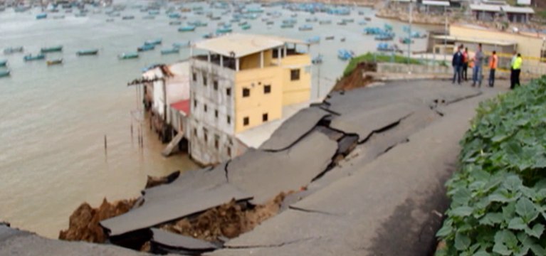 Una calle colapso por las intensas lluvias en el cantón Salinas