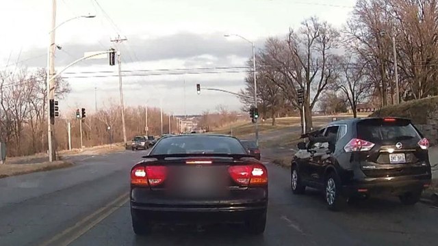 Un homme tire sur la voiture d'une mère et ses enfants