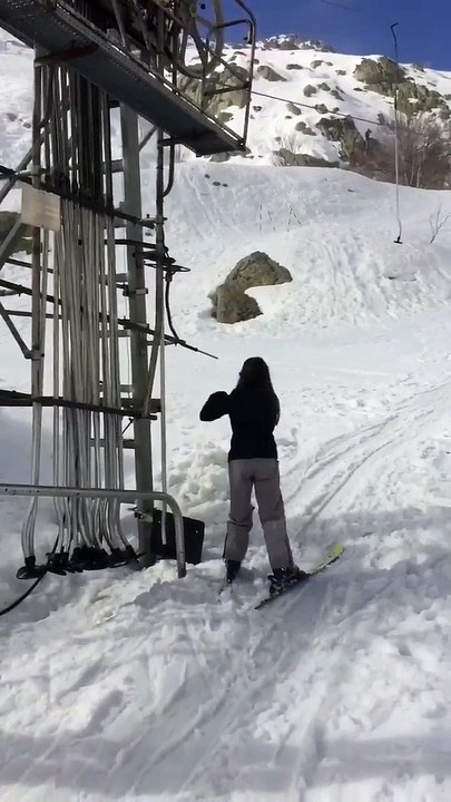 Cette skieuse a du mal avec le tire-fesses et nous offre 2 chutes très comiques