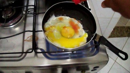 Um vídeo aleatório de uma pessoa aleatória cozinhando