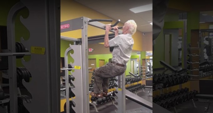 Pour fêter ses 90 ans, il enchaîne les tractions