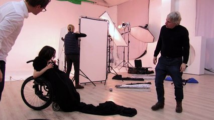 في أوكرانيا عارضة أزياء على كرسي نقال تكسر المحرمات